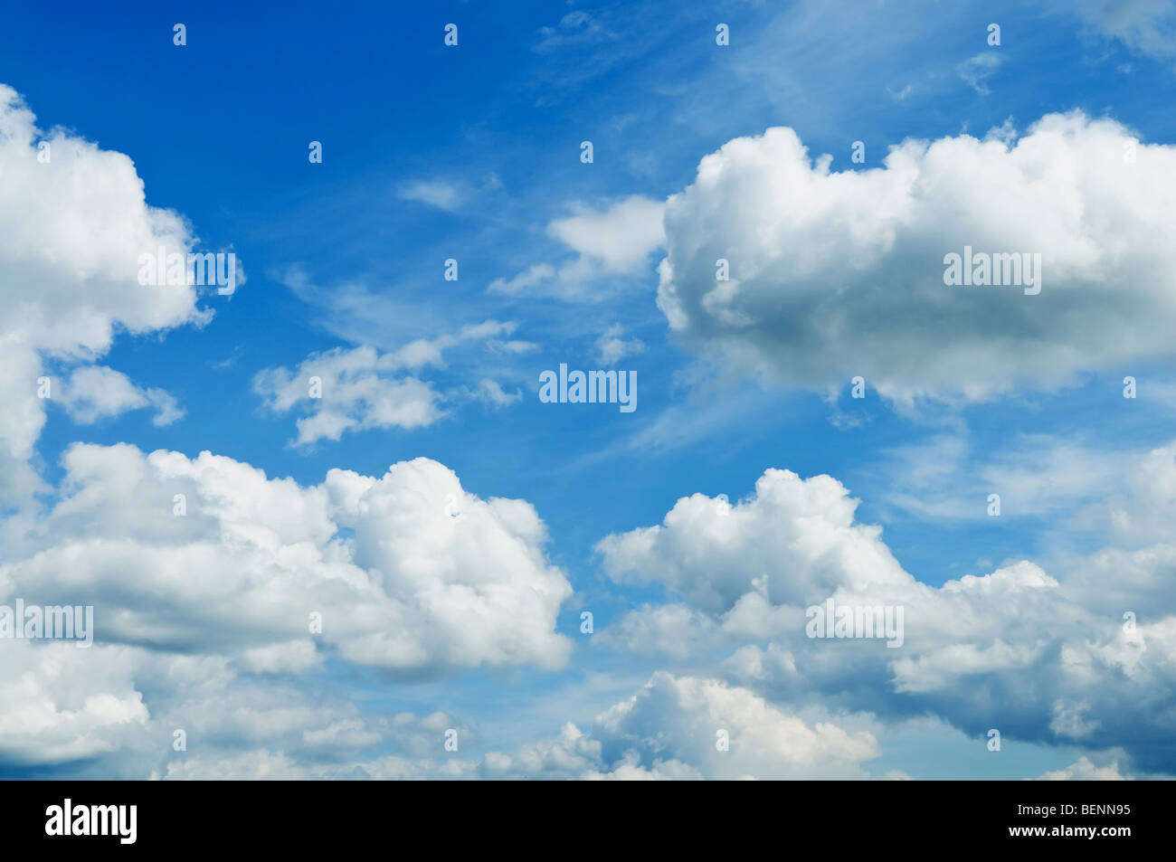 Nubes cumulus y un cielo azul. Foto de stock