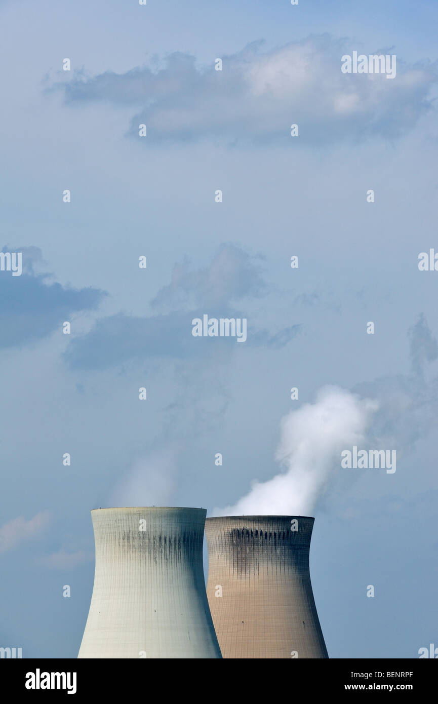 Torres de enfriamiento de la planta de energía nuclear Foto de stock