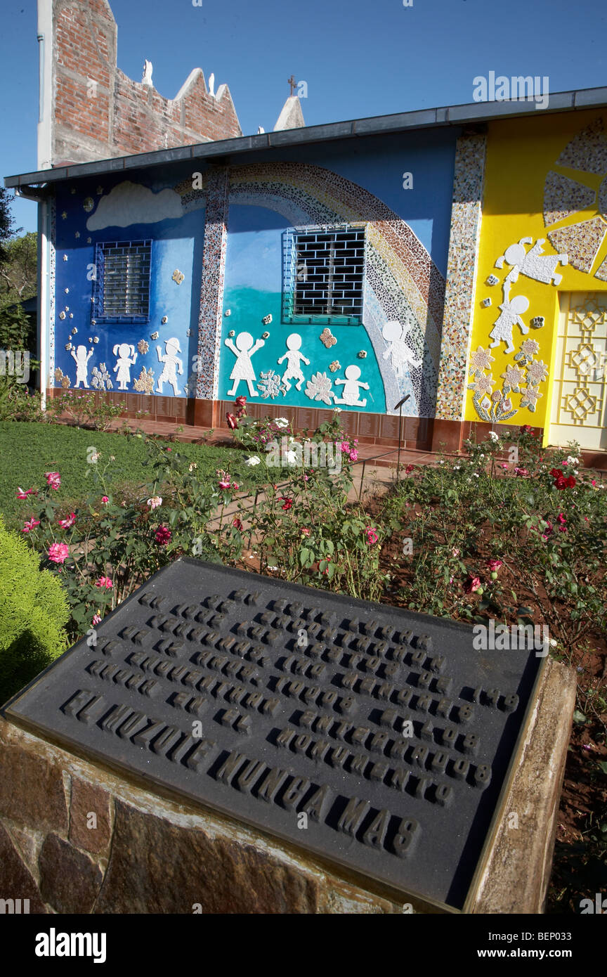 EL SALVADOR El Mozote, lugar de la masacre de niños en 1981. Mural en ...