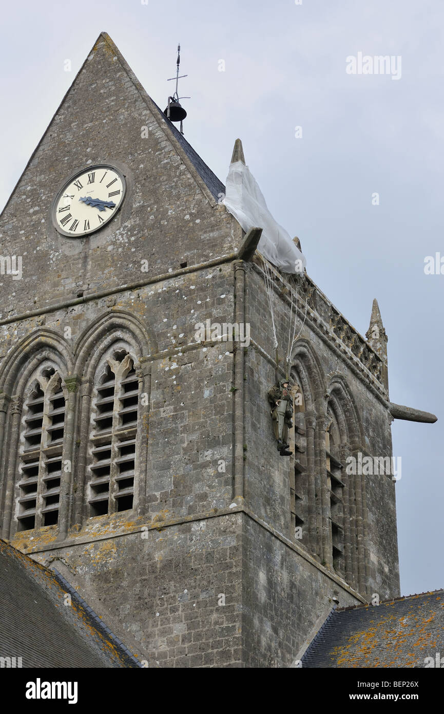 Guerra Mundial Dos paracaídas memorial en honor de WW2 paracaidista John Steele en la torre de la iglesia, Sainte-Mère-Église, Normandía, Francia Foto de stock