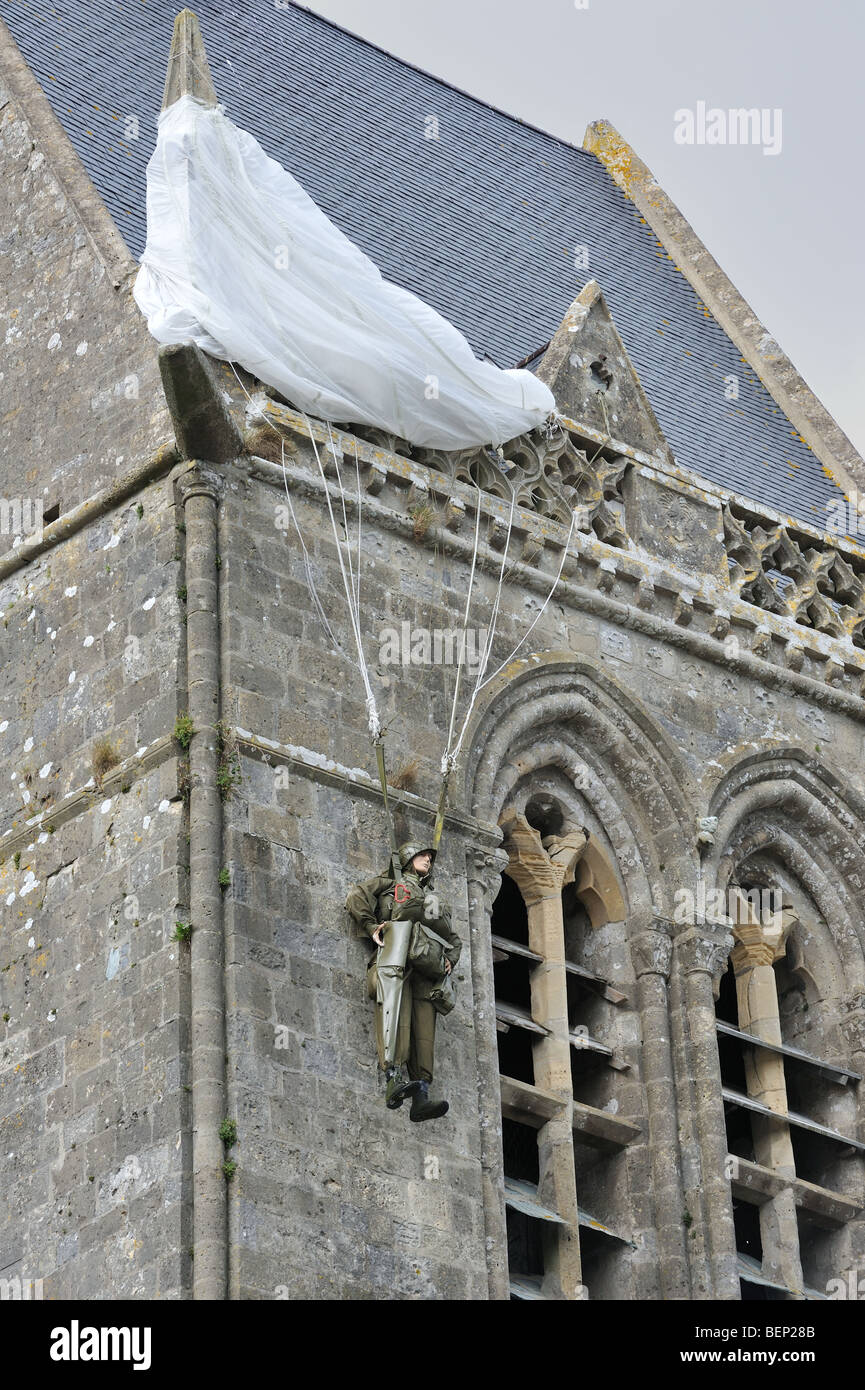 Guerra Mundial Dos paracaídas memorial en honor de WW2 paracaidista John Steele en la torre de la iglesia, Sainte-Mère-Église, Normandía, Francia Foto de stock