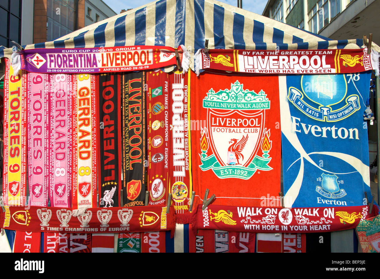 Bufandas de fútbol conflictivos para la venta en un puesto en el mercado central de la ciudad de Liverpool Foto de stock