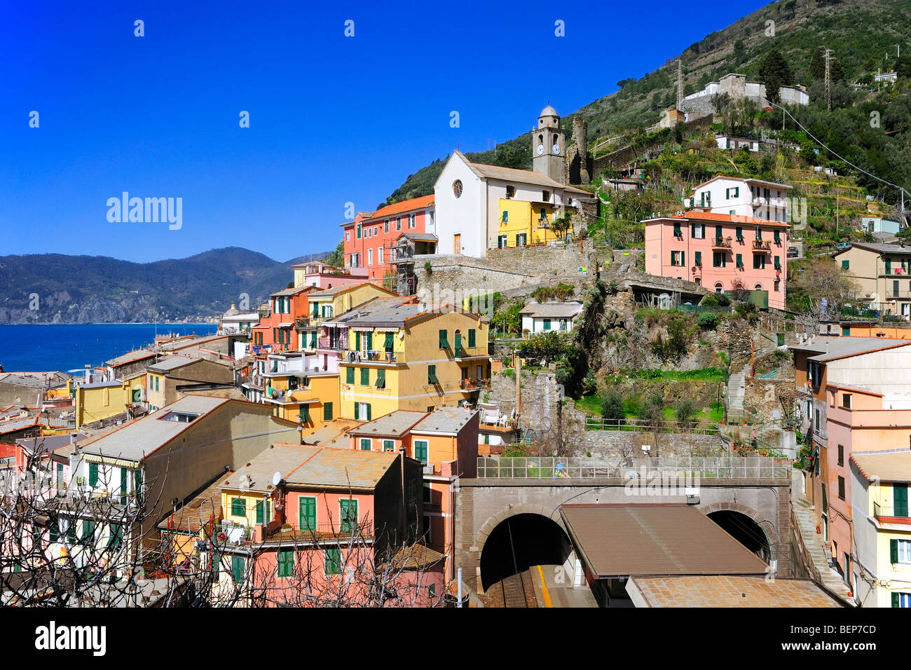La estación de tren con el túnel en la aldea de Vernazza, Cinque Terre, Liguria, Italia. Foto de stock