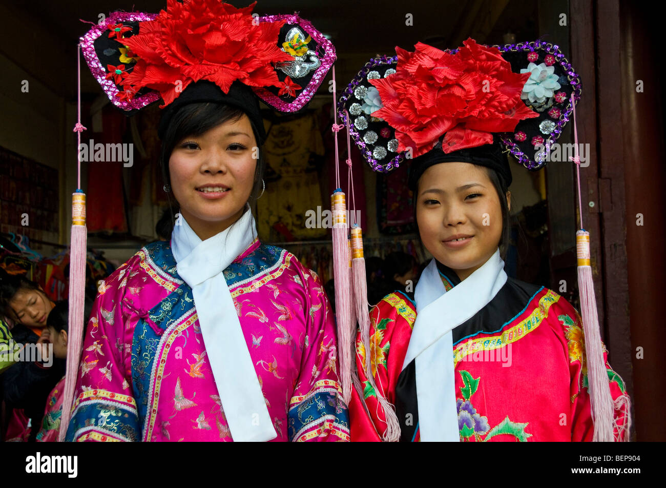 Las mujeres vestidas con trajes tradicionales Beijing Foto de stock