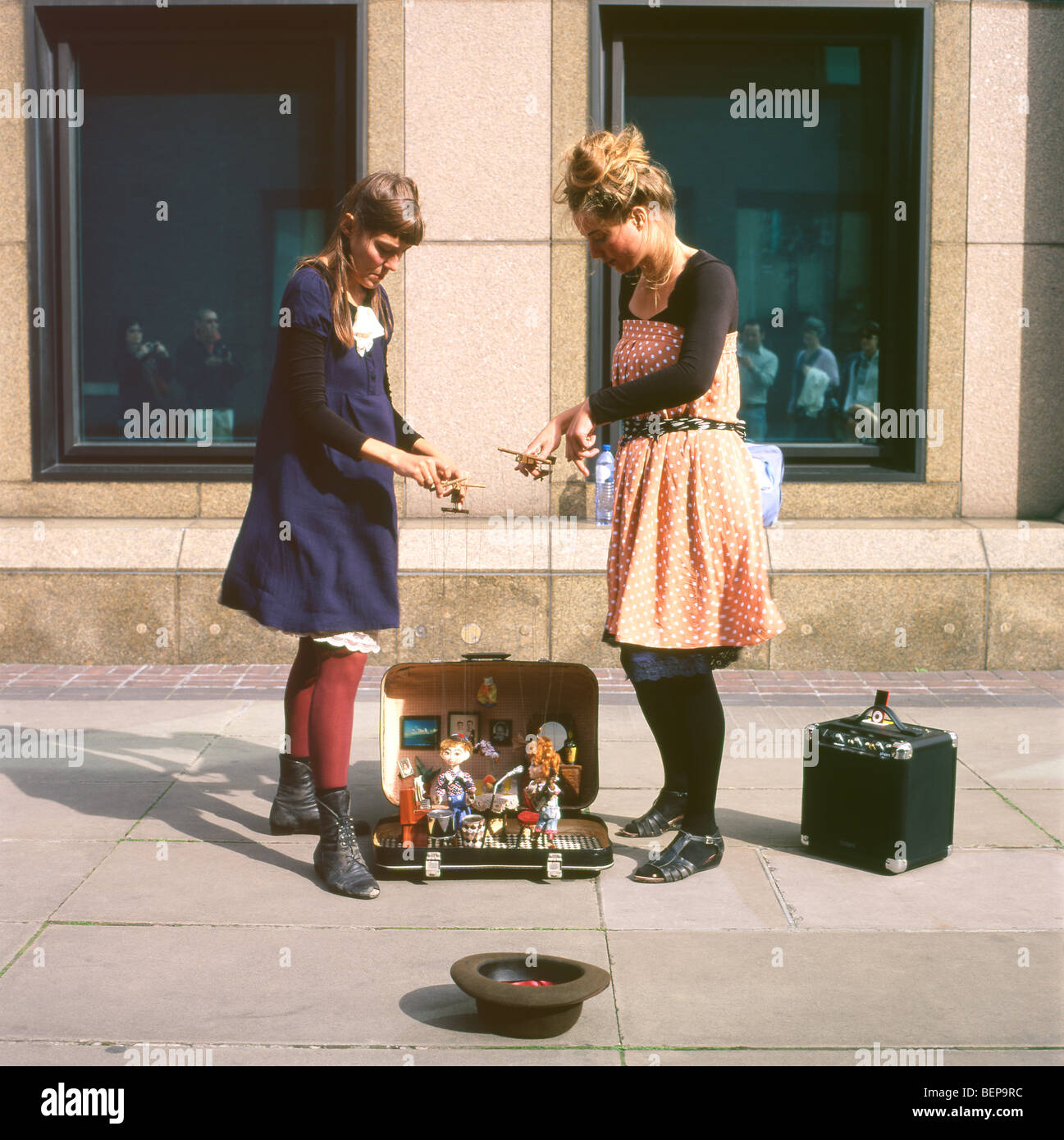 Las marionetas de artistas entretienen a la gente con su marioneta de la  banda de rock Espectáculo en la calle en Londres Inglaterra Reino Unido  KATHY DEWITT Fotografía de stock - Alamy