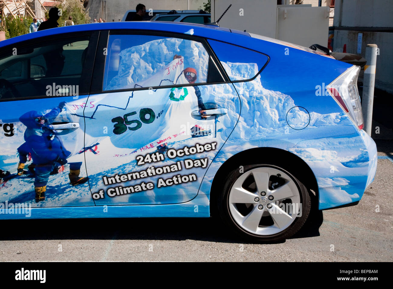 350.Org Día Internacional de Acción por el clima la publicidad en un Toyota Prius híbrido. San Francisco, California, Estados Unidos de América (EE.UU.) Foto de stock
