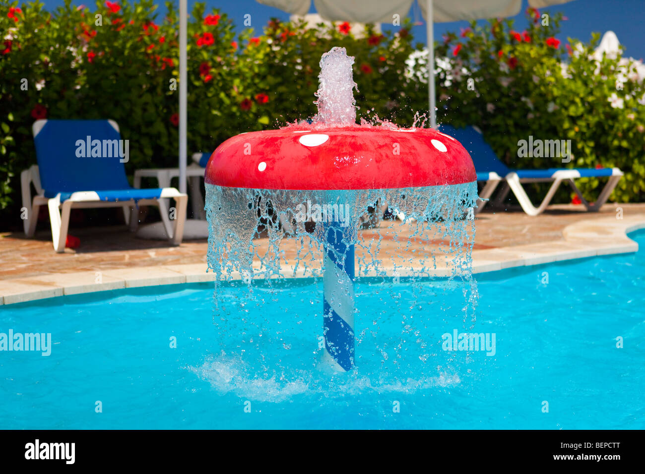 Fuente con forma de hongo en la piscina para niños Fotografía de stock -  Alamy