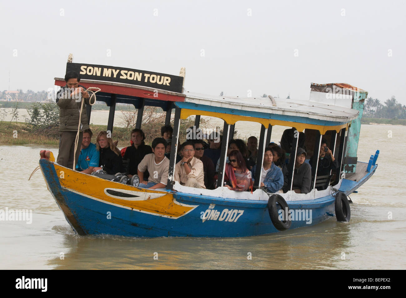 Los turistas que viajan en barco de Vietnam, Hoi An. Foto por Sean Sprague Foto de stock
