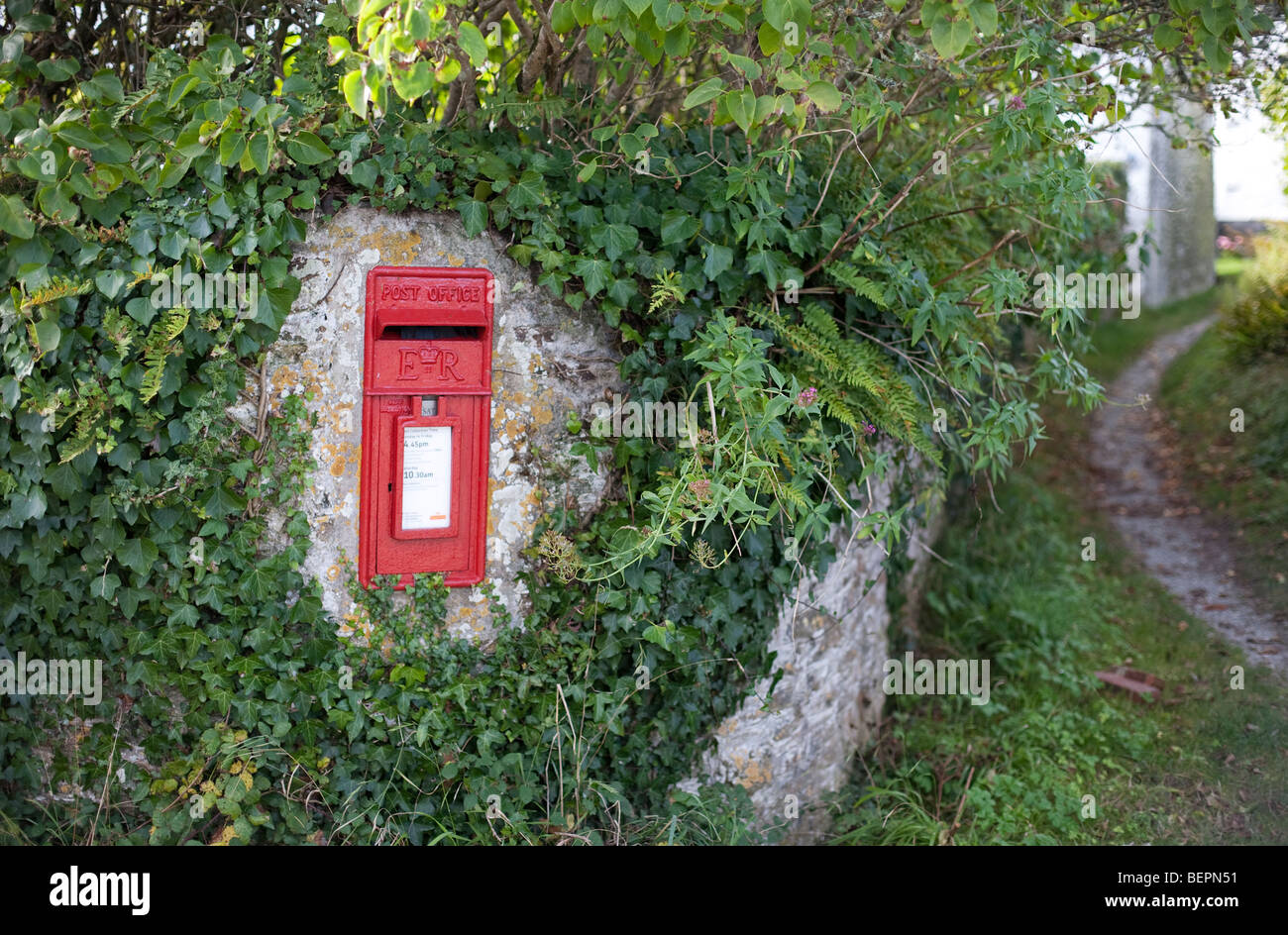 Una casilla postal rural sobre una pared en un carril del país en Cornualles, Reino Unido Foto de stock