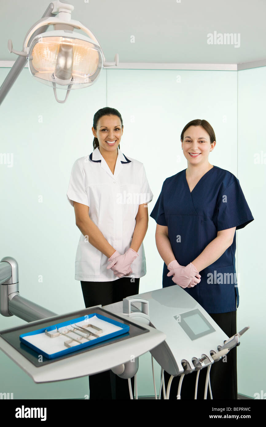 Hembra de un dentista y una enfermera dental Foto de stock