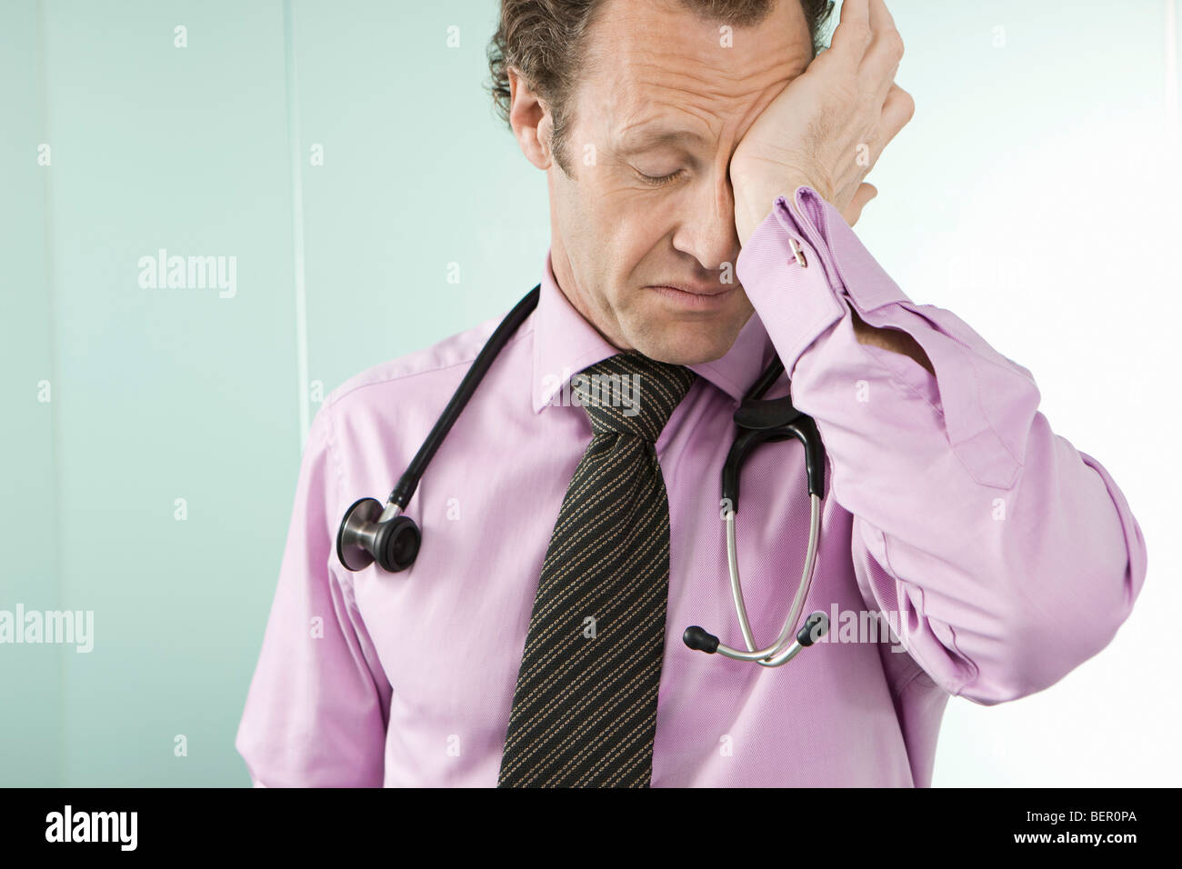 Un médico frota sus ojos cansados Foto de stock