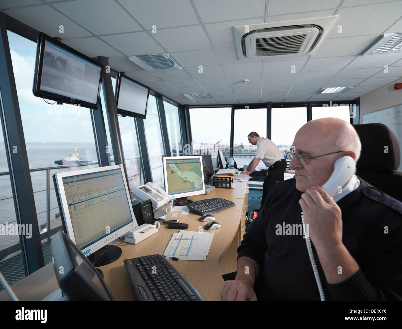 Los trabajadores portuarios en la torre de control Foto de stock