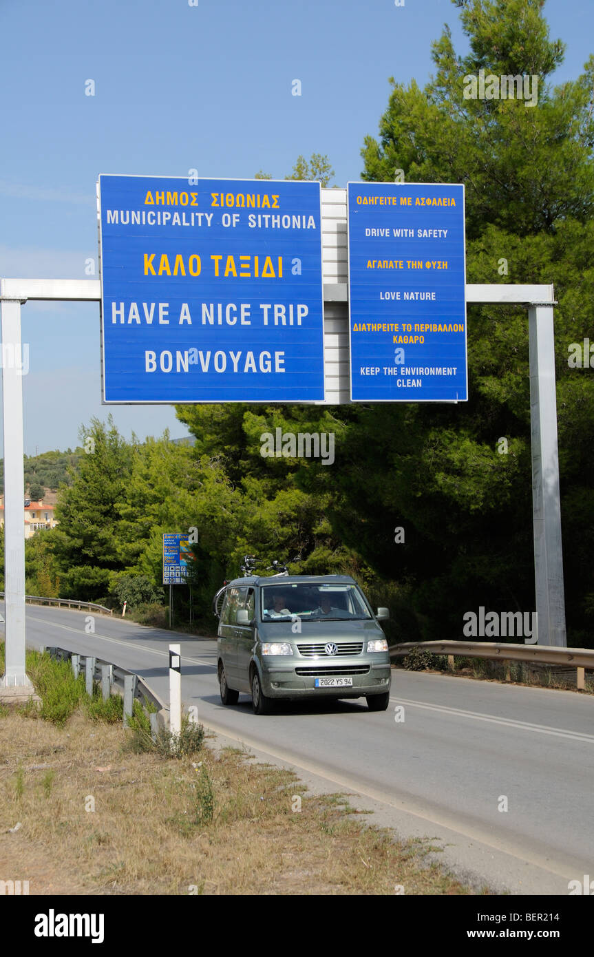 Bon Voyage y conducción segura las señales de la carretera en la salida del municipio de Sithonia en el norte de Grecia Foto de stock