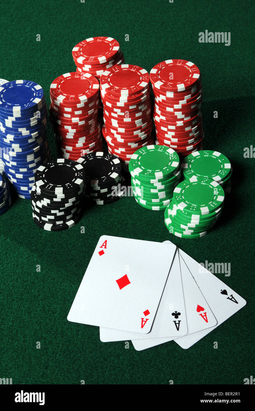 Cuatro ases y fichas de póquer en la mesa de juego Foto de stock