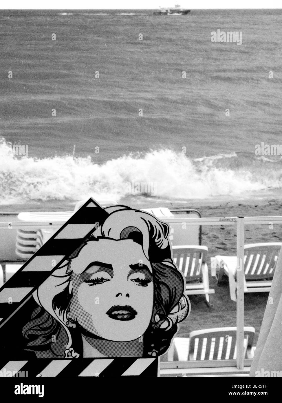 Marilyn Monroe clapper board, La Croisette Beach, Cannes, Cote D'Azur, Francia Foto de stock