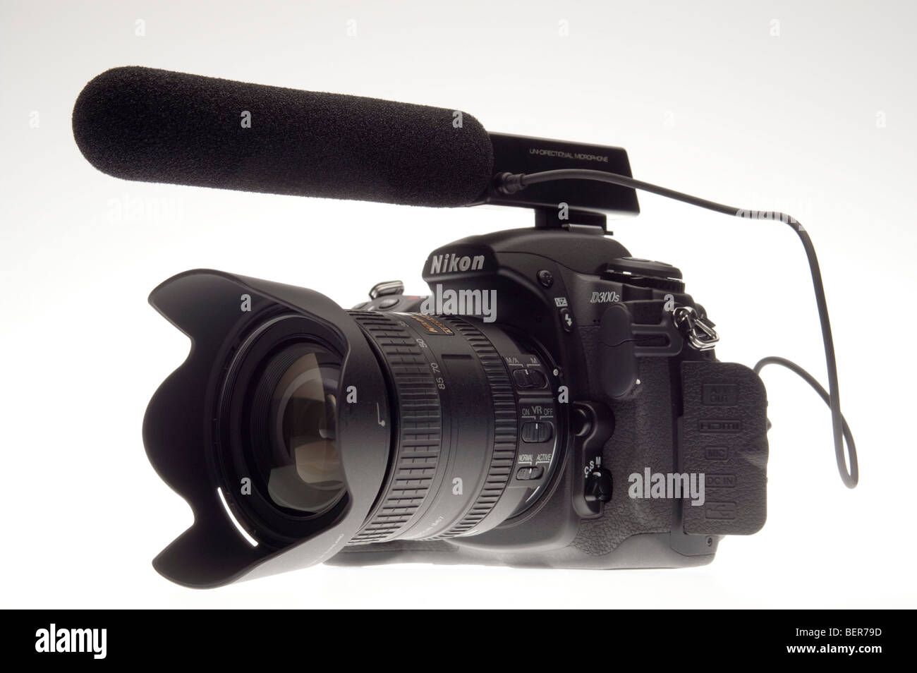 Nikon D300 cámara digital SLR con grabación de vídeo HD y micrófono externo  montado 2009 Fotografía de stock - Alamy
