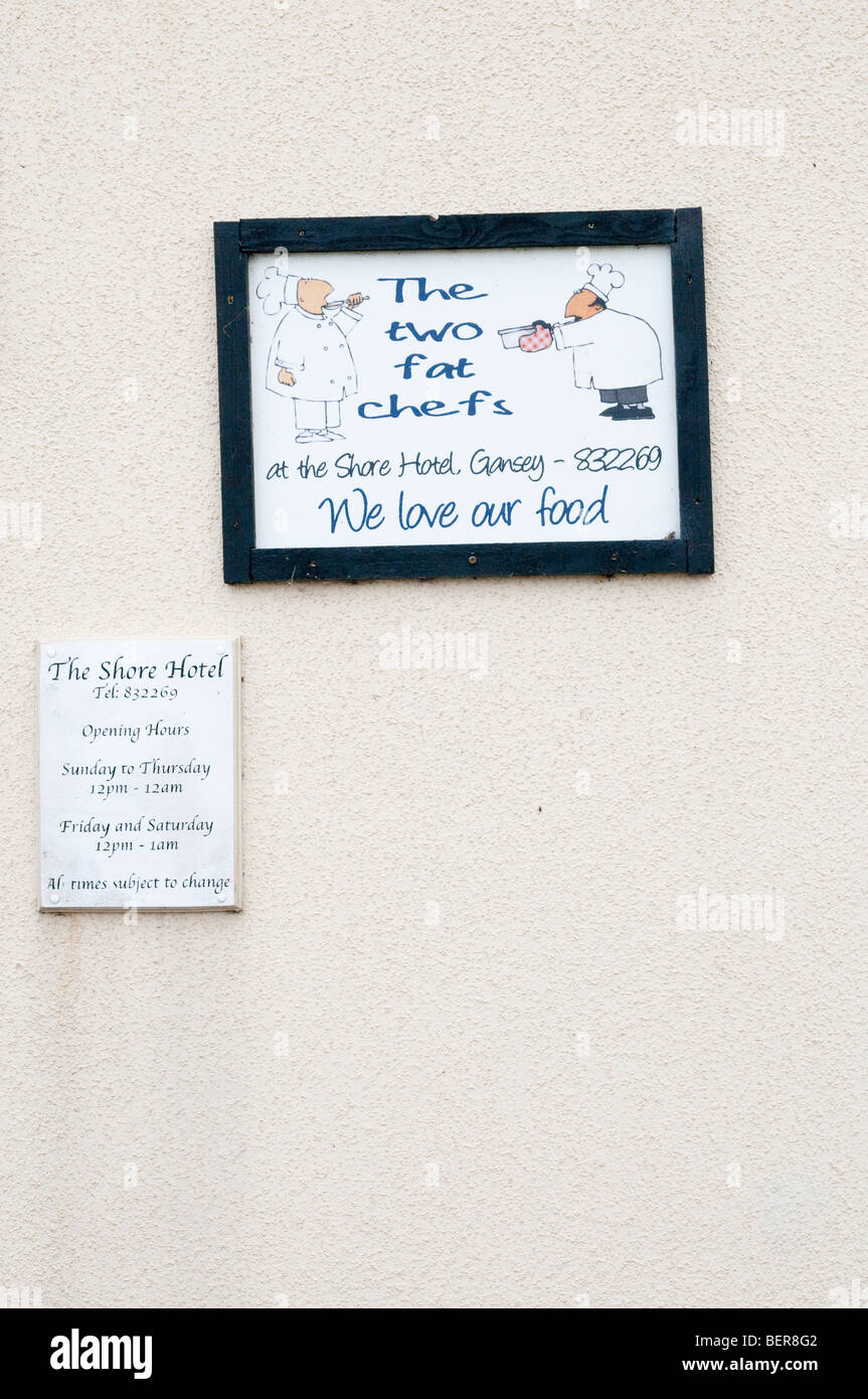 Los dos Chefs Fat cartel promocional en el lado de la orilla Hotel, Gansey, cerca del Puerto de Santa María, Isla de Man. Foto de stock