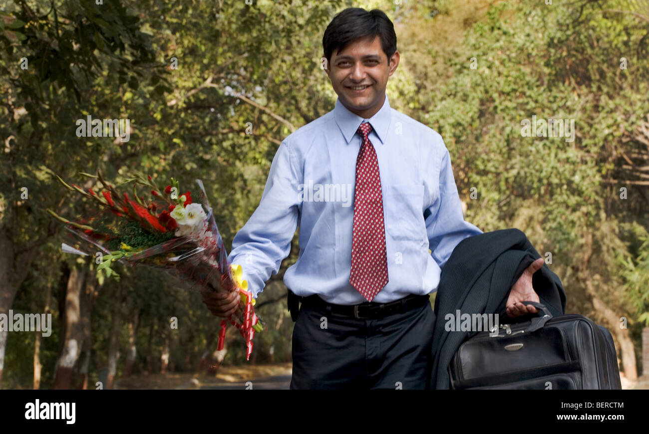 Hombre sujetando un ramo de flores Foto de stock