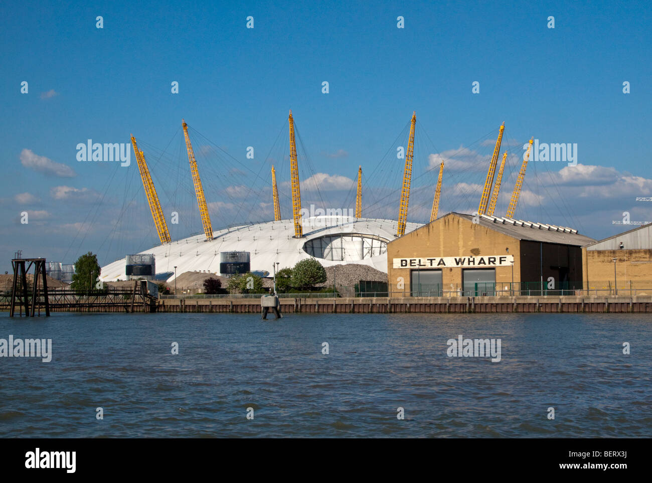El estadio O2 y almacenes en las orillas del río Támesis, Londres, Inglaterra Foto de stock