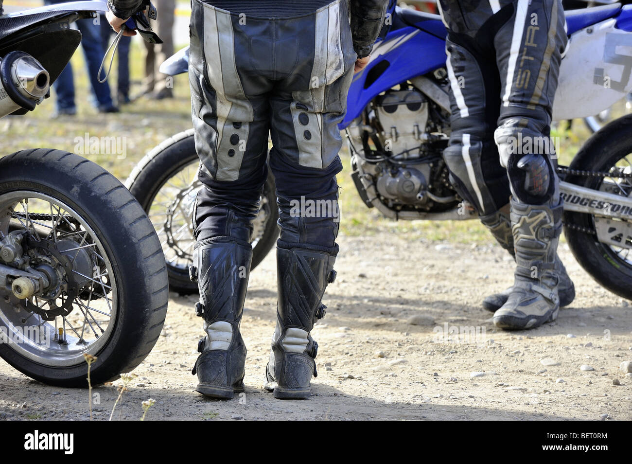 Un hombre montado en un traje protector de motocross en el barro Fotografía  de stock - Alamy