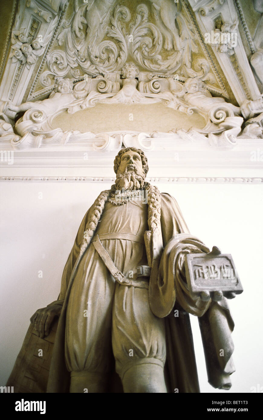 Estatua de Johannes Gutenberg con esculturas de techo en la entrada del museo Gutenberg en Mainz, Alemania Foto de stock