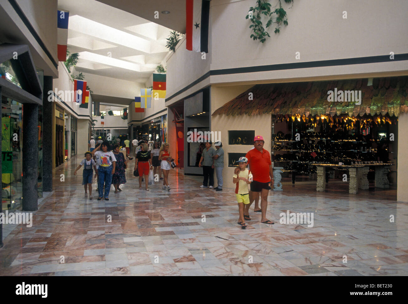 Plaza flamingo shopping mall fotografías e imágenes de alta resolución -  Alamy