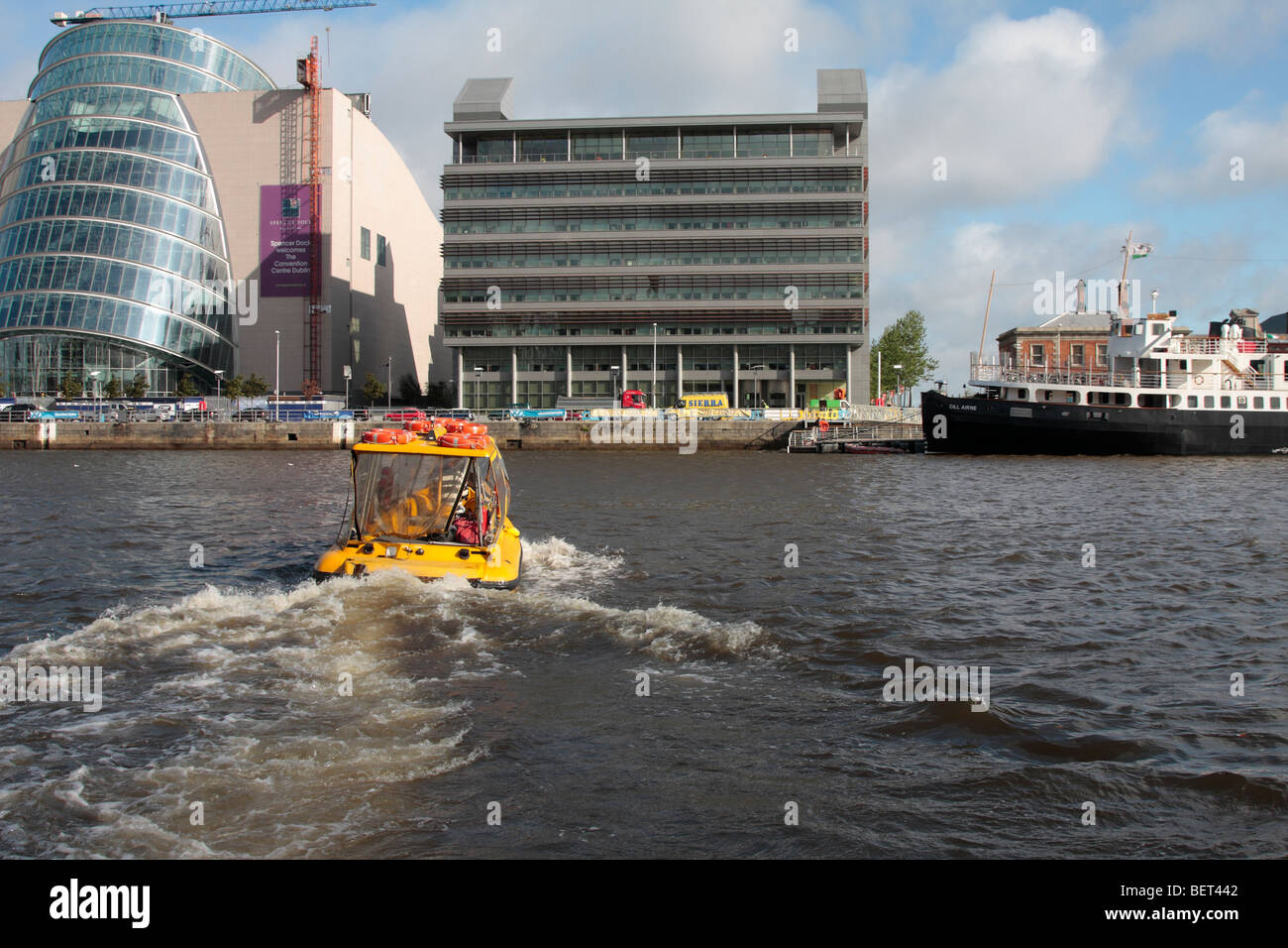 El ferry que cruza el río Liffey en los Docklands de Dublín Irlanda Foto de stock