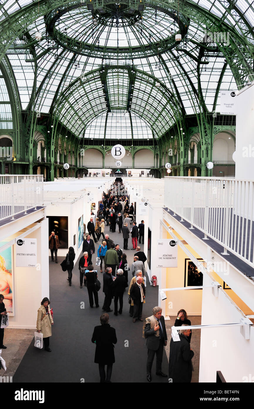 París, Francia, personas que visitan el Salón Anual de Artes Contemporáneas, FIAC, el interior del showin comercial 'Grand Palais' Foto de stock