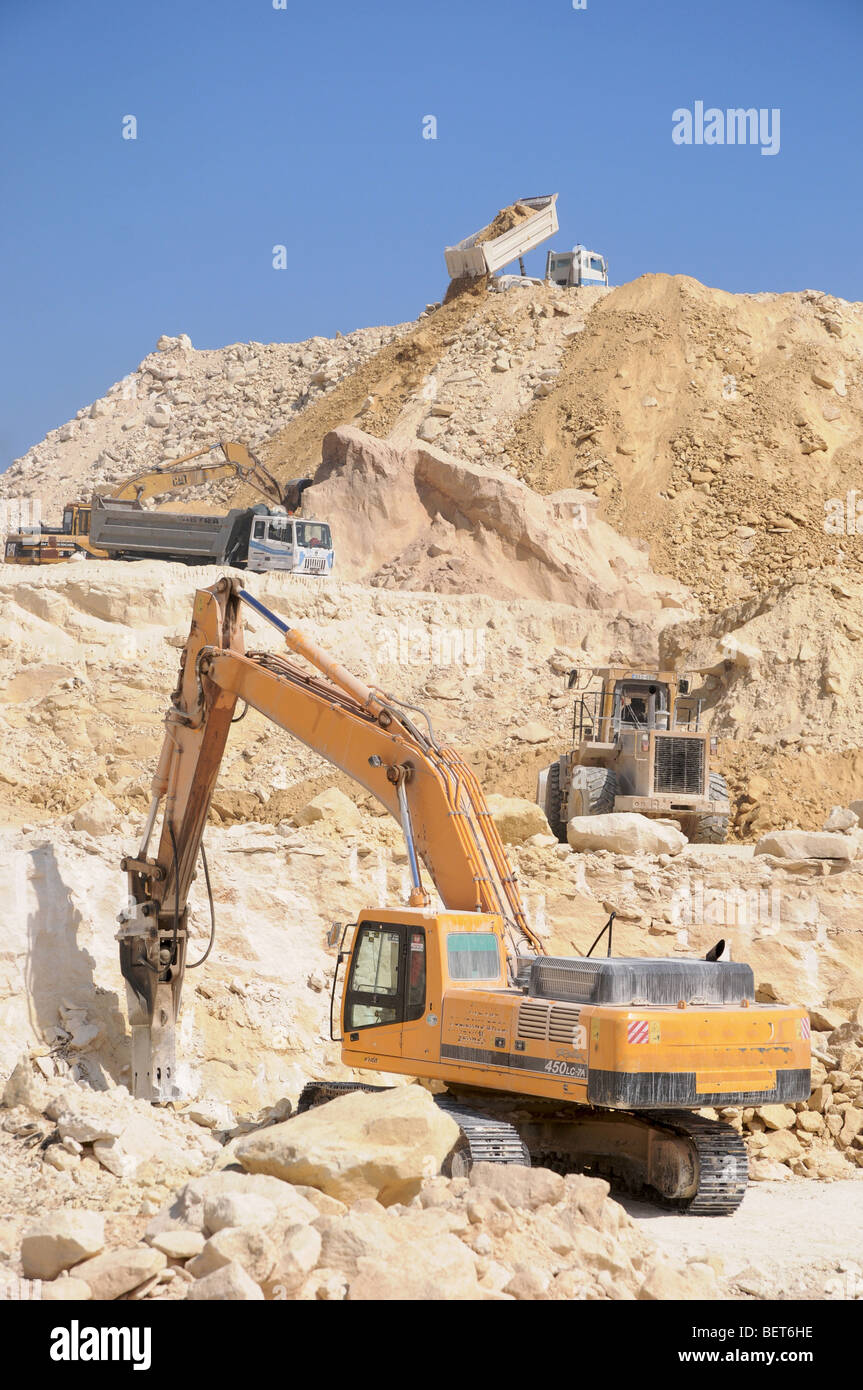 Fase de construcción para la ampliación de un vertedero en Malta Maghtab Foto de stock