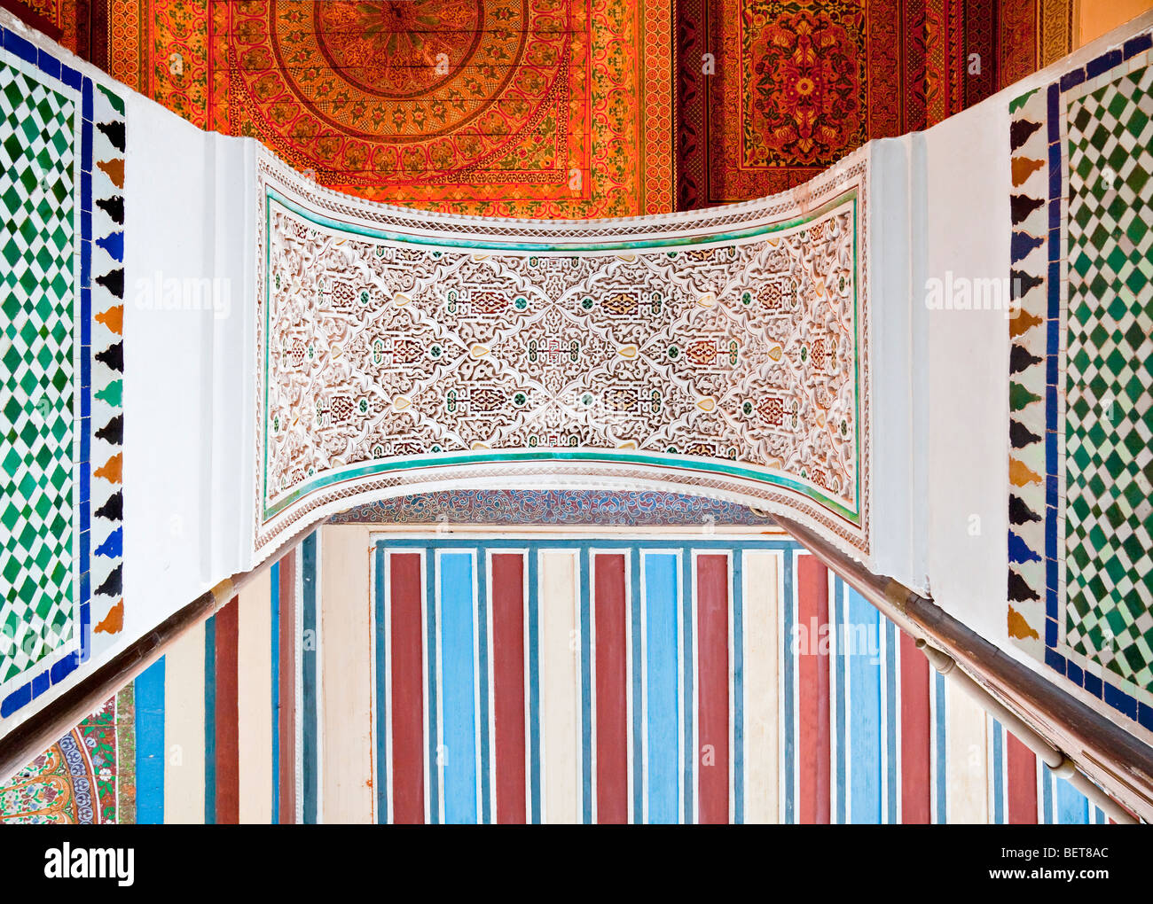 Bahia Palace con Archway entre dos habitaciones y techos decorados, Marrakech, Marruecos Foto de stock