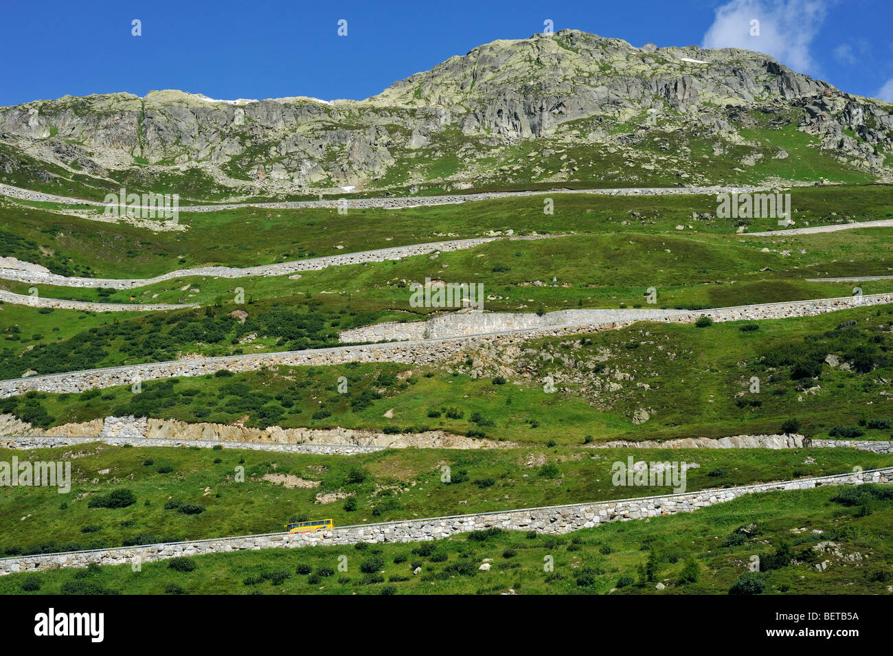 Carretera con curvas sinuosas en el Grimsel Pass en los Alpes Suizos, Suiza Foto de stock