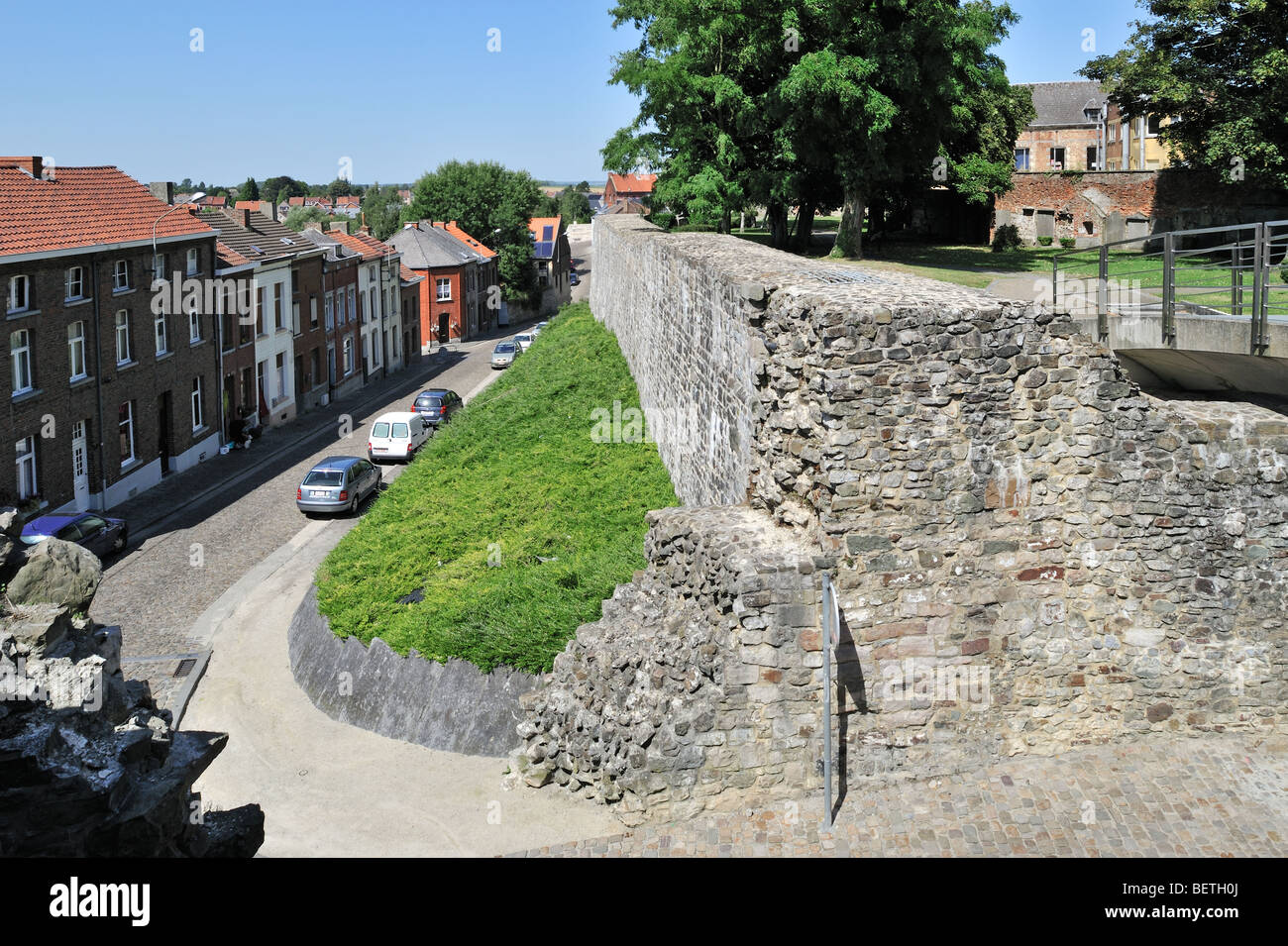 Vistas a la calle y la ciudad medieval antigua muralla en Binche, Hainaut, Valonia, Bélgica Foto de stock