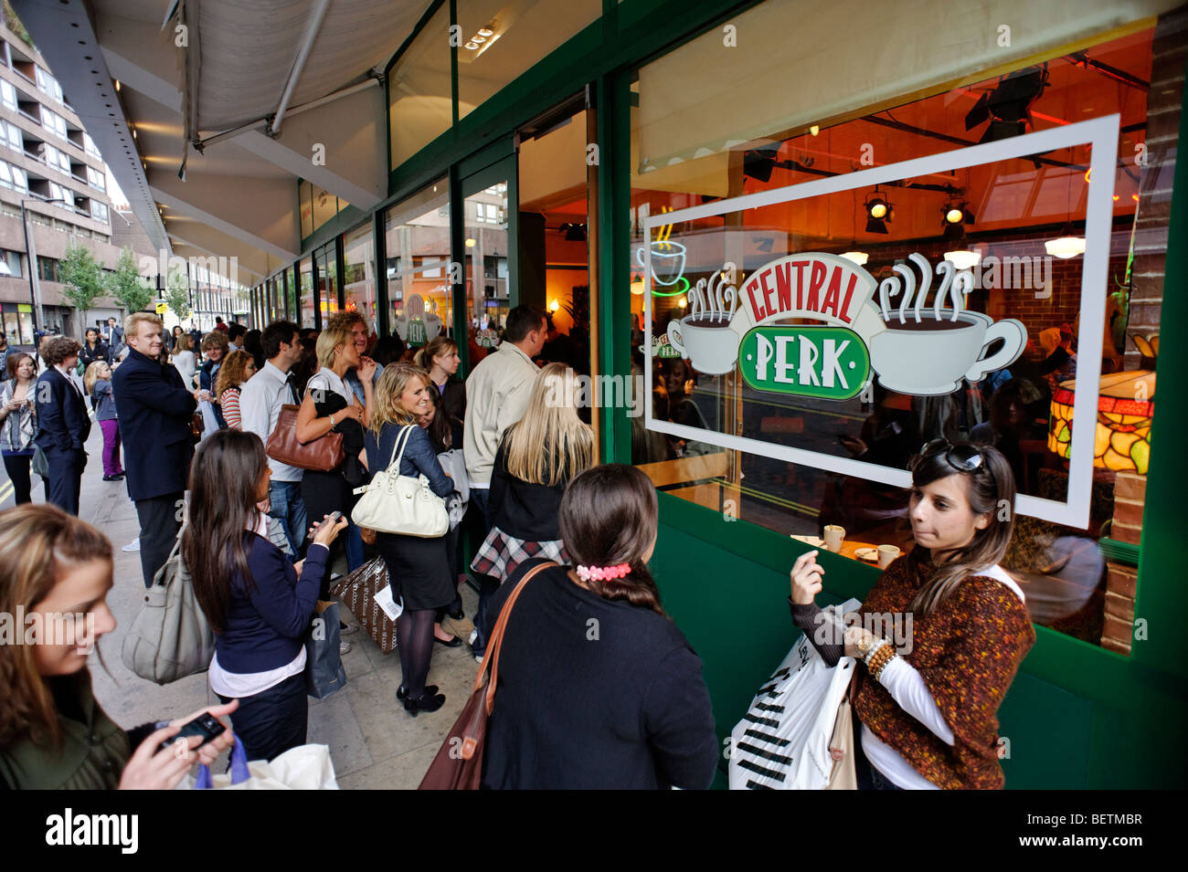 Los fans de la serie de televisión "Amigos" fuera de maqueta del Central Perk café. Londres. Gran Bretaña. UK Foto de stock