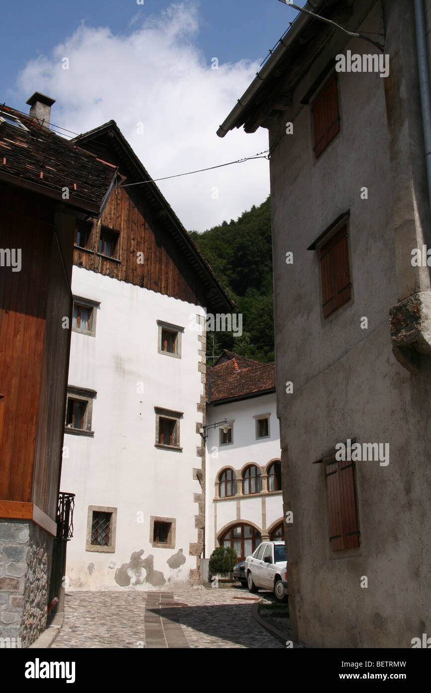 Calle tranquila en la aldea alpina de Pesariis, Carnia, Friuli, en el norte de Italia Foto de stock