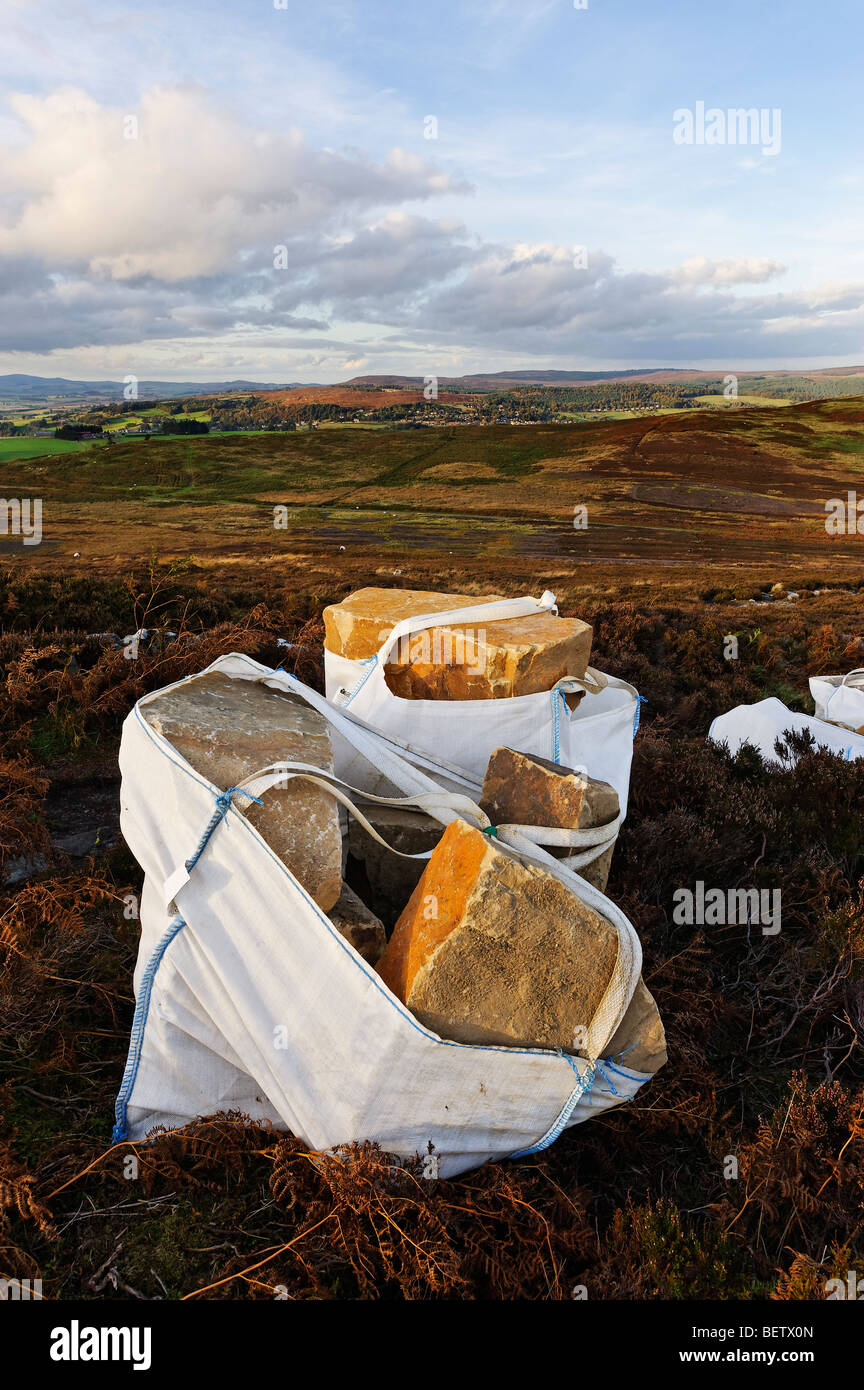 Sendero de reparación y conservación en las colinas cerca de Simonside Rothbury en Northumberland Foto de stock