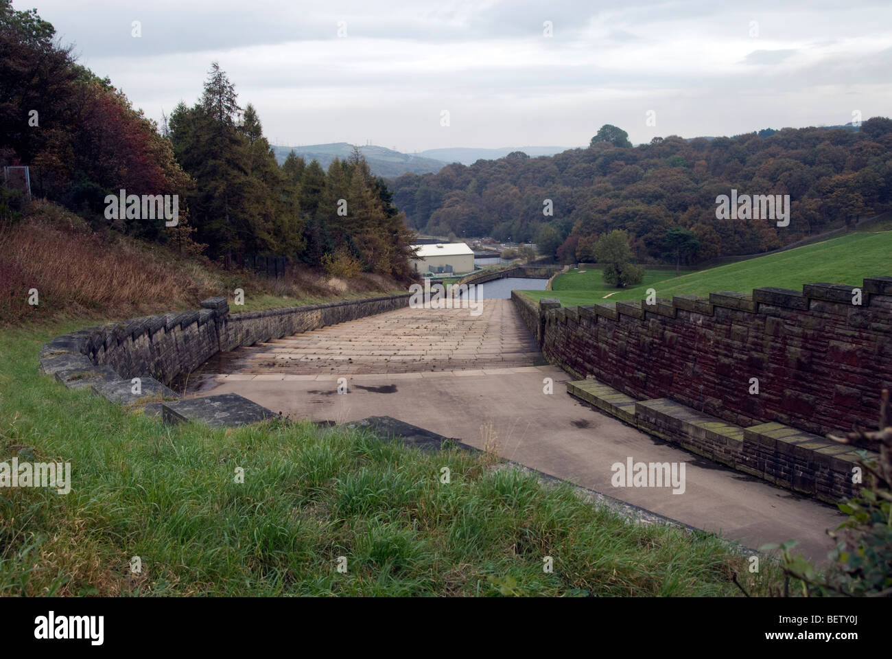 Imagen mirando al este desde el depósito Langsett en Yorkshire, mostrando la planta de tratamiento de agua y Snowden Hill en el fondo Foto de stock