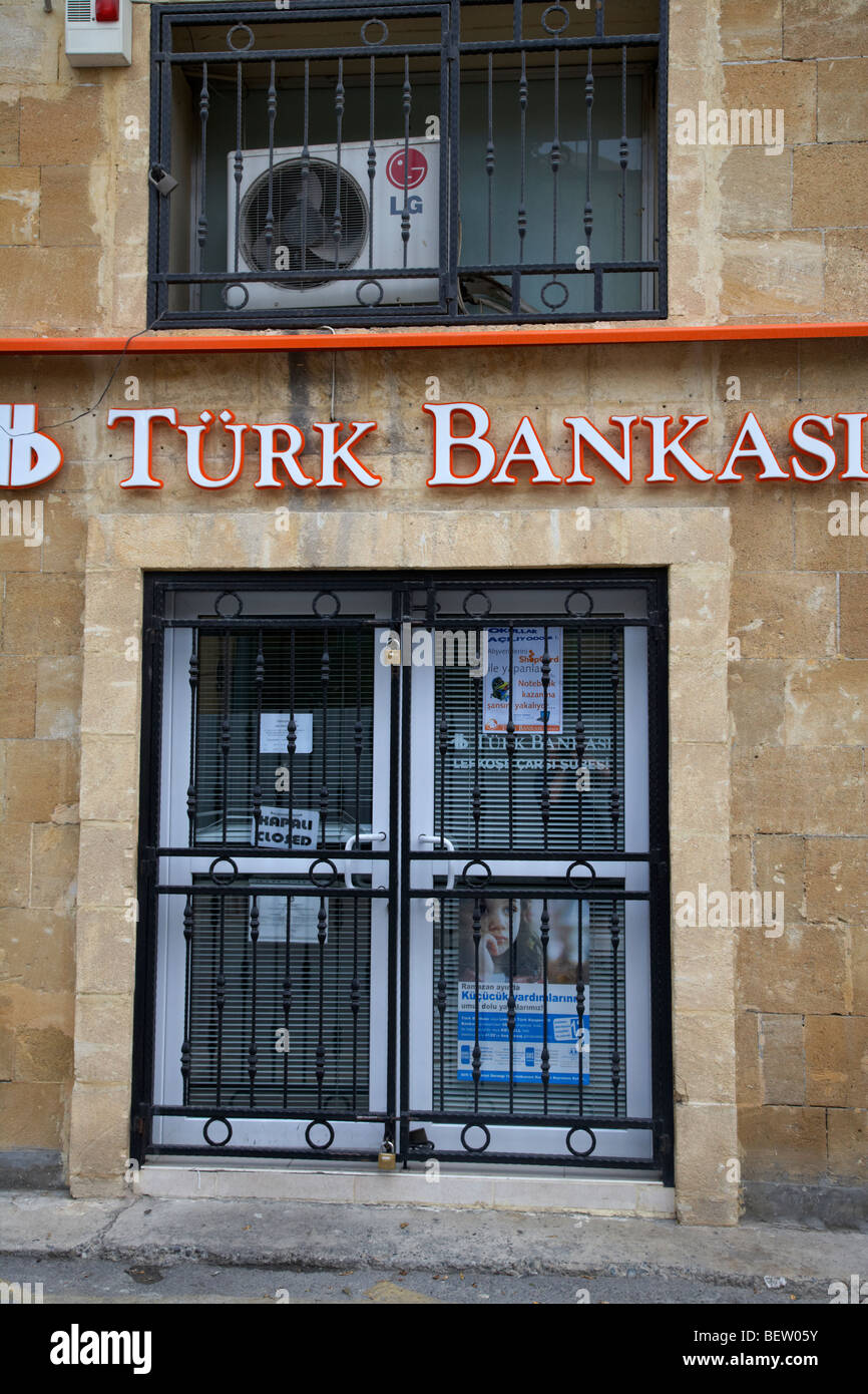 Turk bankasi banco turco oficinas en Nicosia TRNC República turca del norte de Chipre Foto de stock
