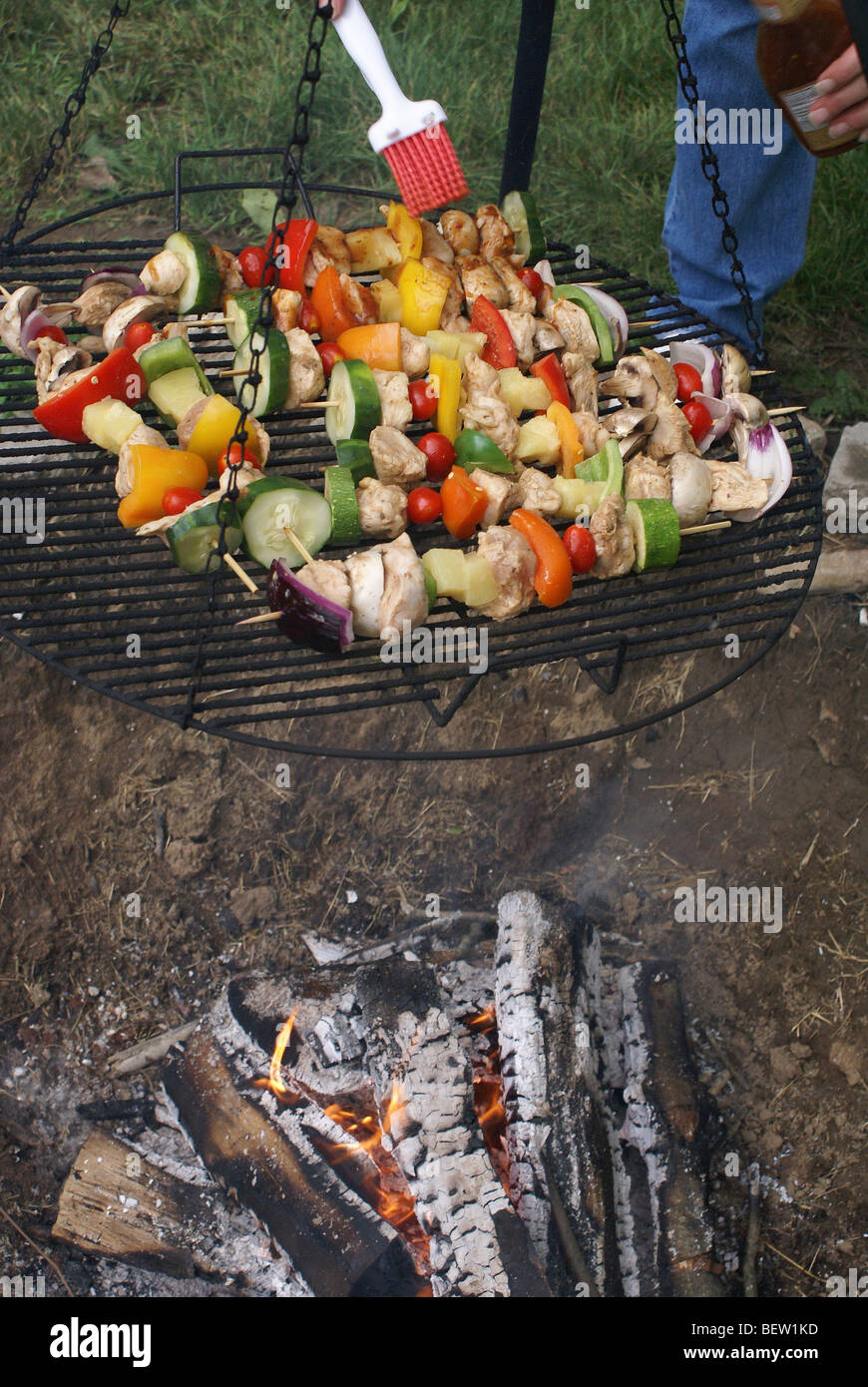Cocinar sobre fuego de madera al aire libre Foto de stock