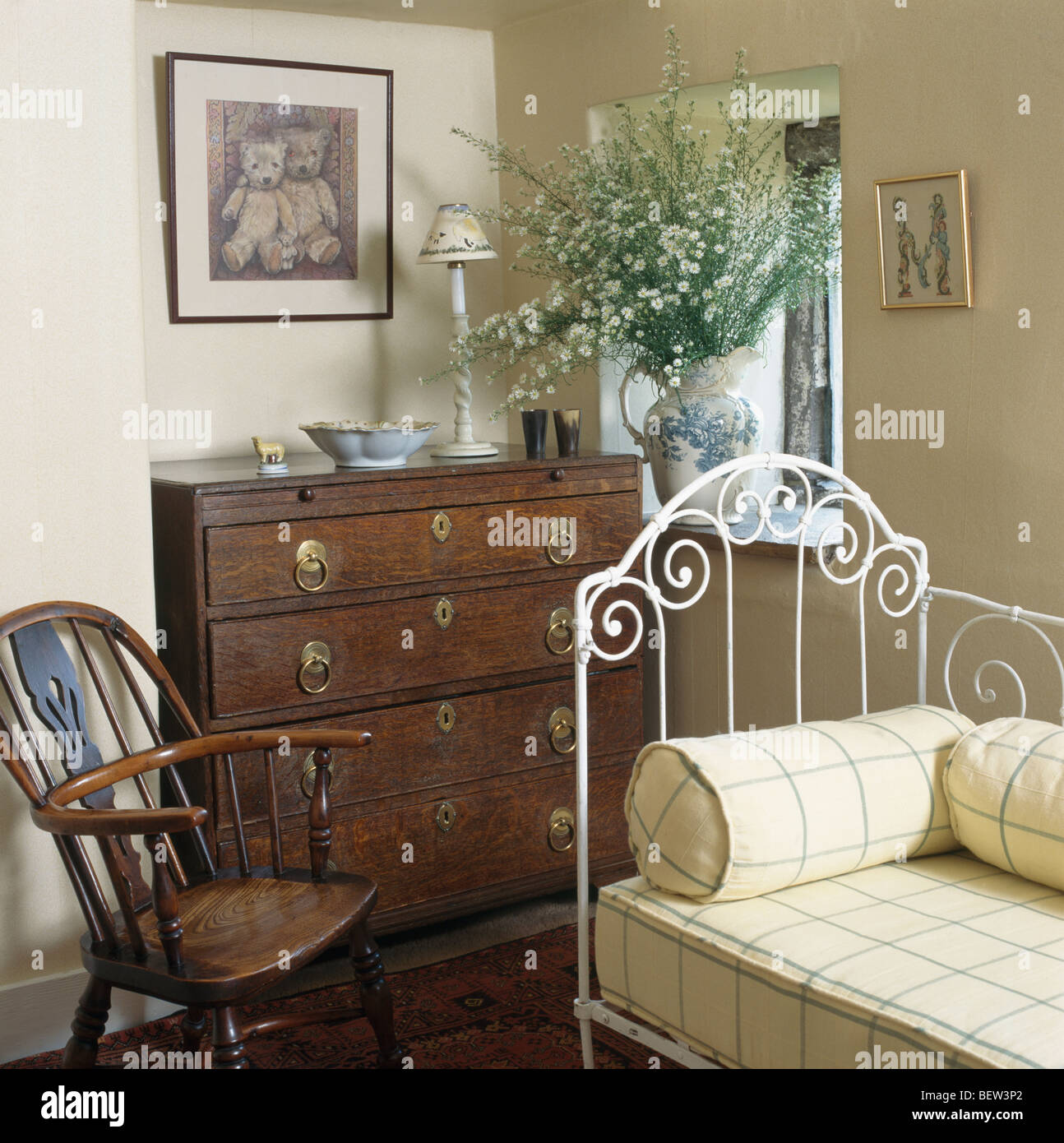 Conjunto de sillones de dormitorio y silla de tocador clásicos, tapizados  en tela damasco de rallas.