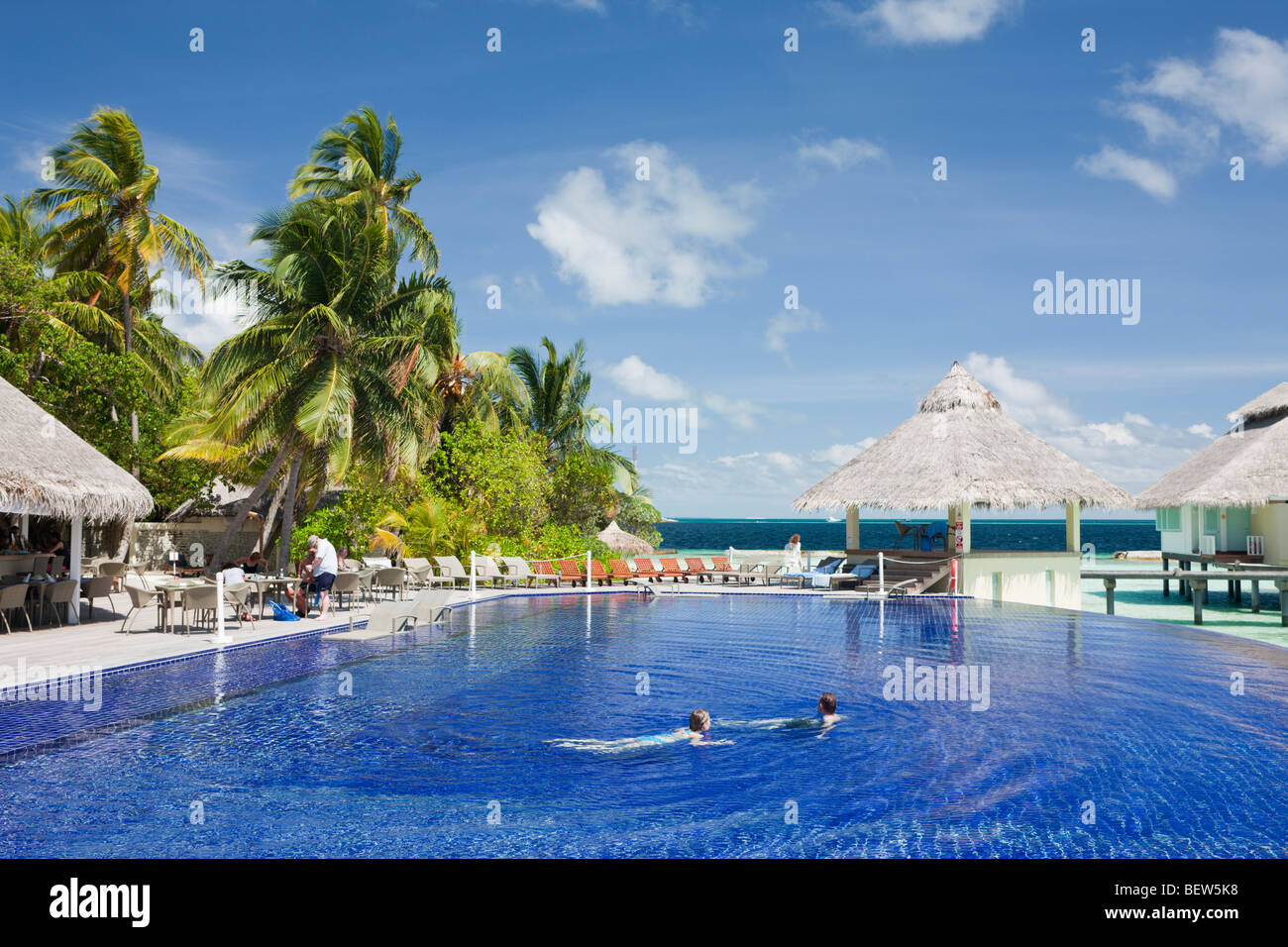 La piscina de la isla de Maldivas Ellaidhoo, North Ari Atoll, Maldivas Foto de stock