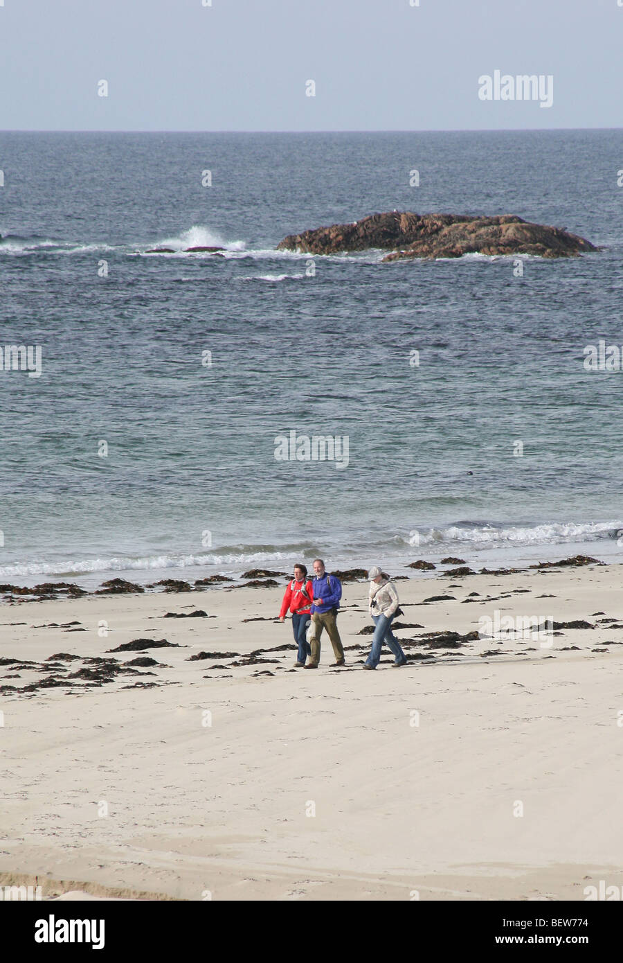 Los paseantes sobre la playa en el Cliad Hebridean Island de Coll, Escocia Foto de stock