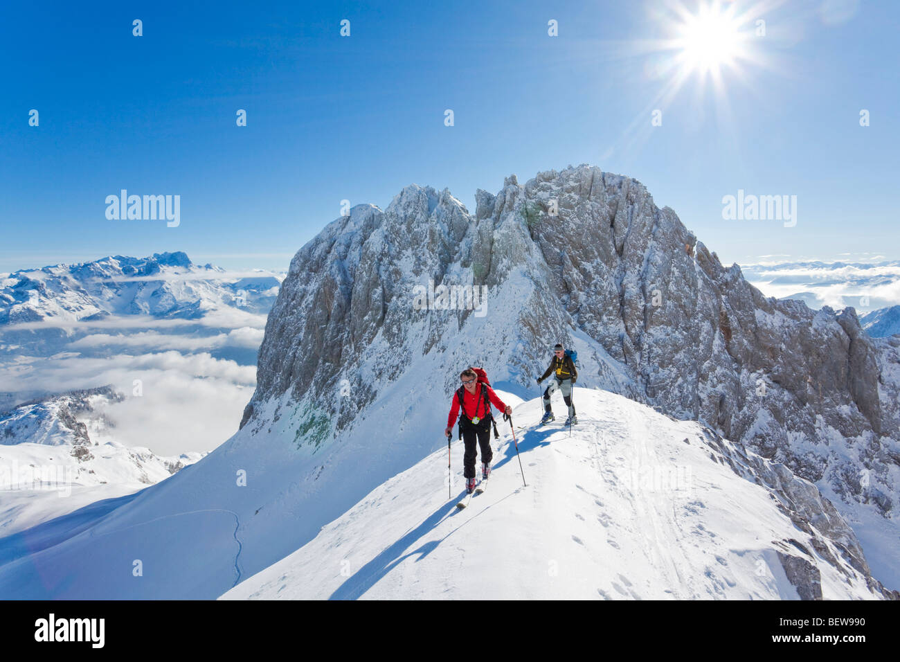 Dos hombres de esquí en las montañas, Salzburgo, Austria Foto de stock