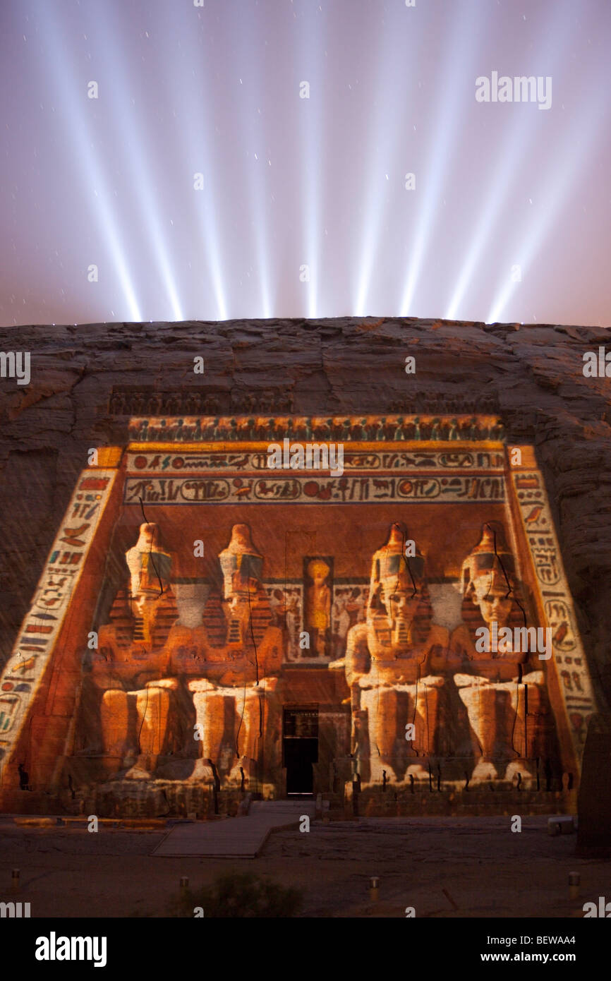 Espectáculo de luz y sonido Gran Templo del faraón Ramsés II, en Abu Simbel, Egipto Foto de stock