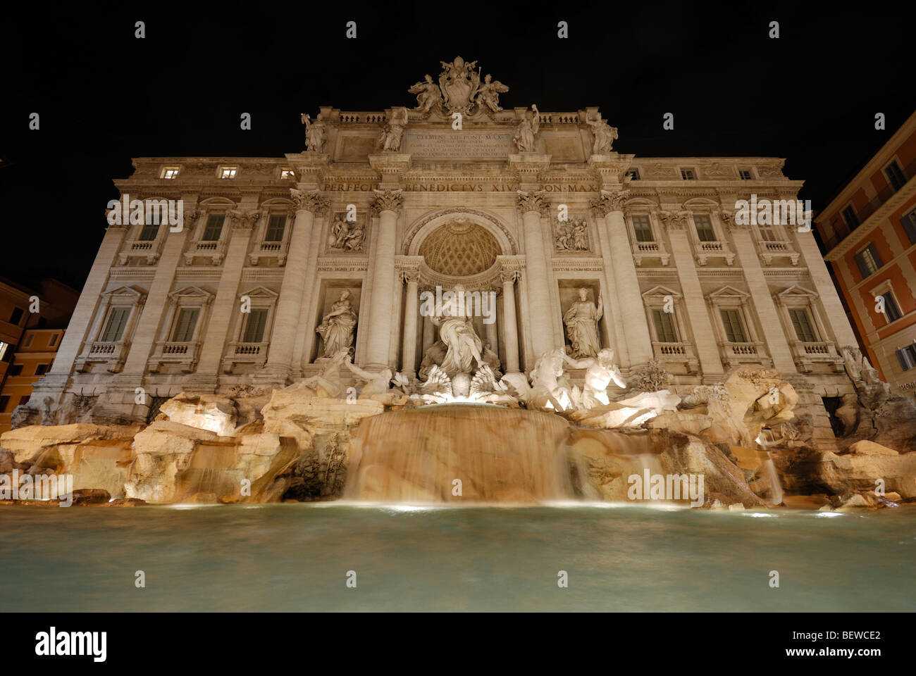 La Fontana de Trevi (Fontana di Trevi) por la noche, en Roma, Italia, bajo ángulo de visión Foto de stock
