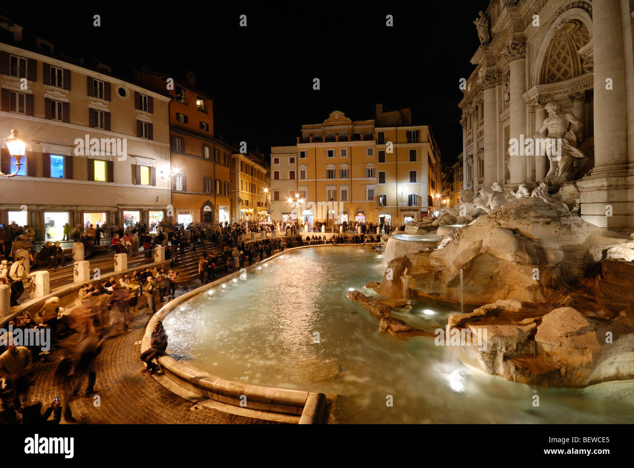 La Fontana de Trevi (Fontana di Trevi) por la noche, en Roma, Italia, vista lateral Foto de stock