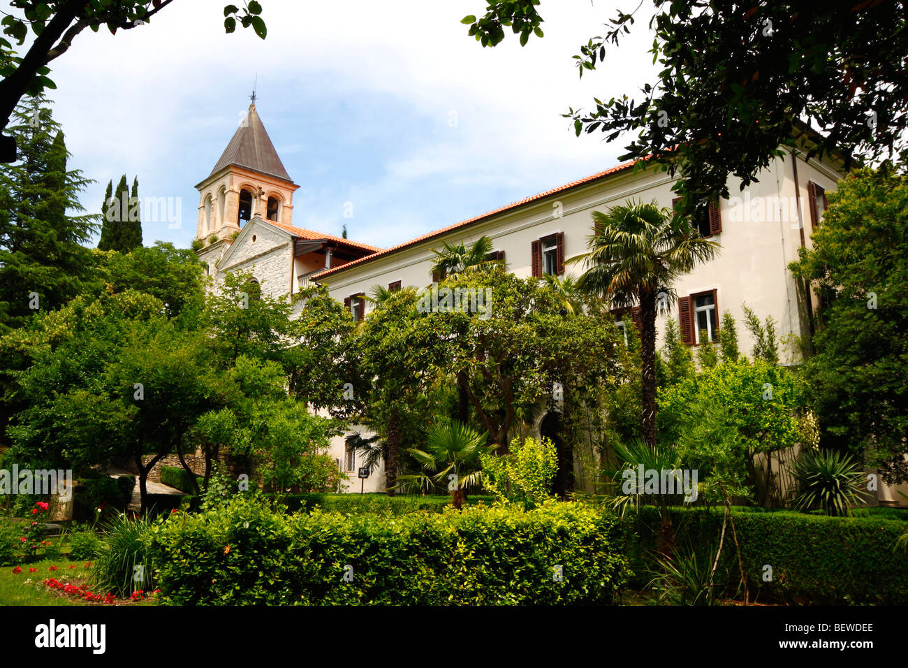 Jardín claustro y la iglesia en la isla de Visovac, Croacia Foto de stock