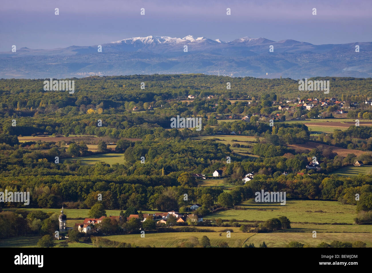 El Sancy macizo visto desde el punto de vista de Vernet (Vichy - Francia). Le Massif du Sancy vu depuis les hauteurs du Vernet. Foto de stock