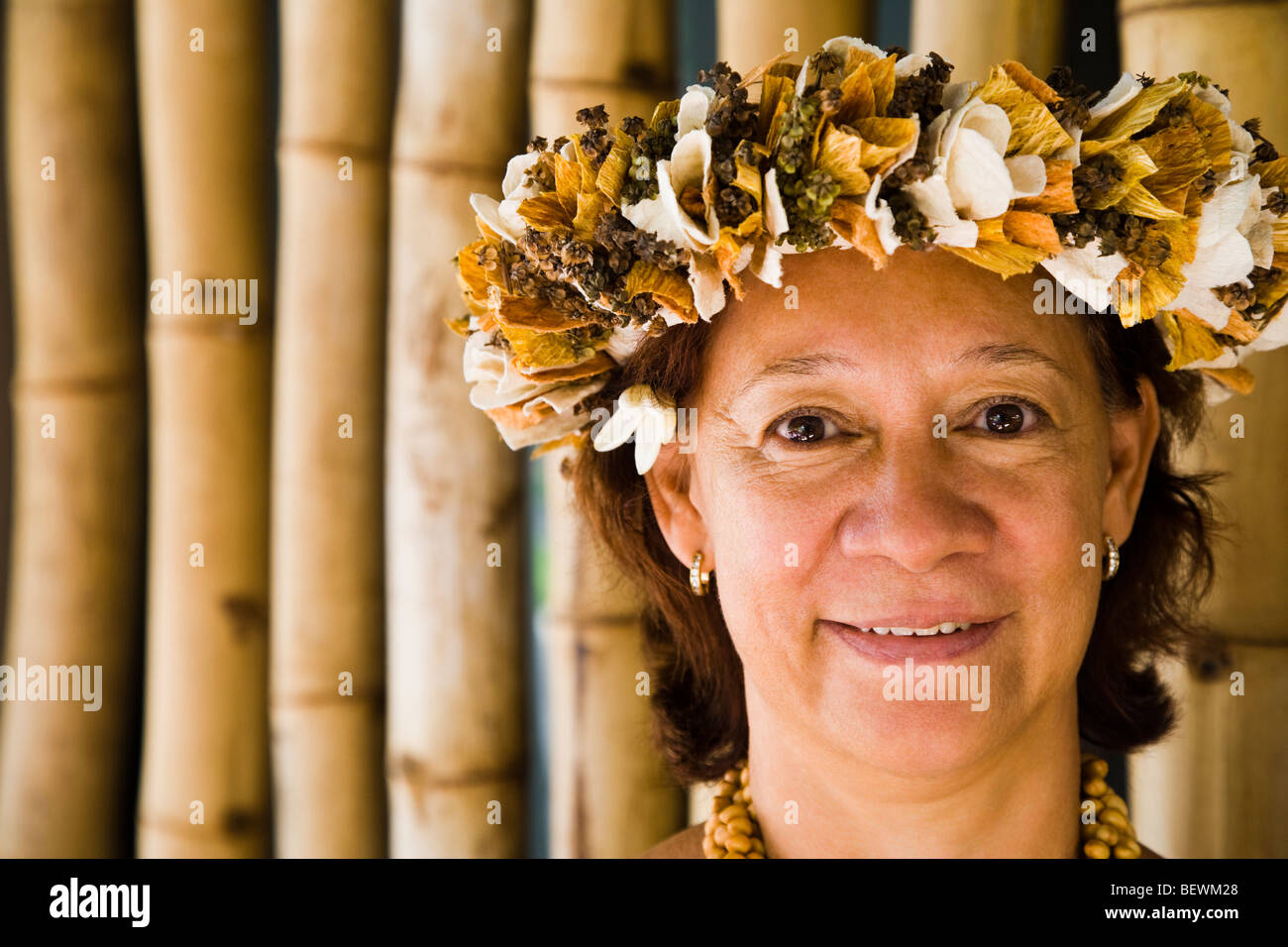 Retrato de una mujer portando flores, Papeete, Tahití (Polinesia Francesa  Fotografía de stock - Alamy