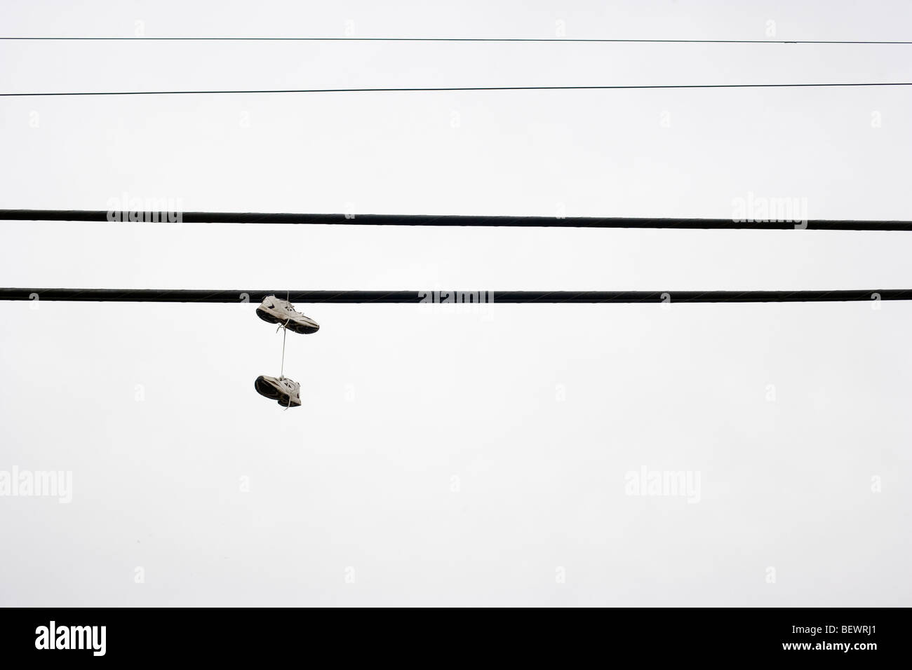 Zapatillas tirados por cables telefónicos Foto de stock