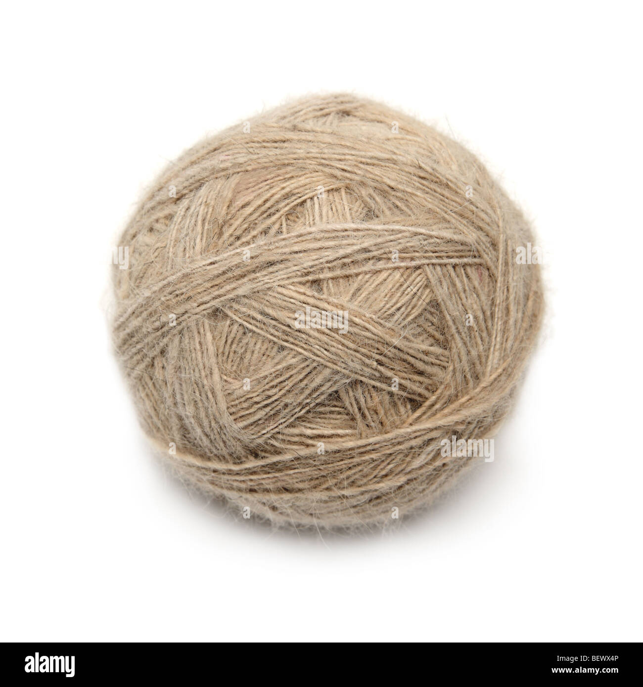 Gran ovillo de hilo de lana sobre fondo blanco. Foto de stock